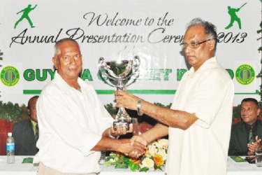 Khemraj Chanderpaul collects the trophy for his son, Shivnarine’s 150th Test achievement 