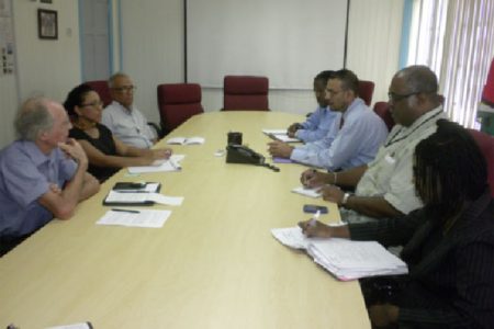 The GHRA team (left) and the ministry team (Ministry of Natural Resources and the Environment photo)
