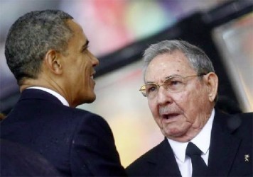 US President Barack Obama (left) and Cuban President Raul Castro in an historic handshake yesterday at the memorial service for the late South African President Nelson Mandela in Johannesburg. (Reuters photo)