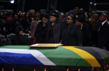 The ex-wife of Nelson Mandela, Winnie Mandela (L), and the widow of Nelson Mandela, Graca Machel (C), stand by the coffin of South African former president Nelson Mandela during his funeral ceremony in Qunu December 15, 2013.  REUTERS/Odd Andersen/POOL