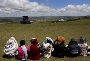 Locals watch the funeral ceremony on a public viewing point near the burial ground of late former South African President Nelson Mandela ahead of his funeral in Qunu December 15, 2013.  REUTERS/Yannis Behrakis 