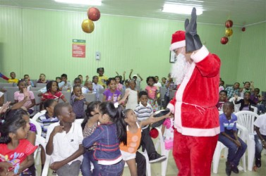 The children were thrilled by Santa Claus 
