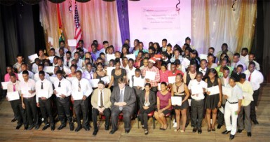 The graduates and US embassy officials (US embassy photo)