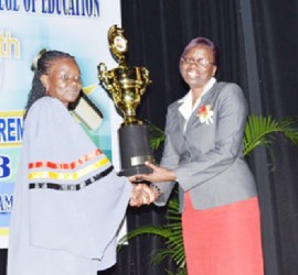  Best graduating teacher Veronica Jeffrey (left) receives the Prime Minister’s prize from Permanent Secretary of the Ministry of Education Delma Nedd  (GINA photo) 
