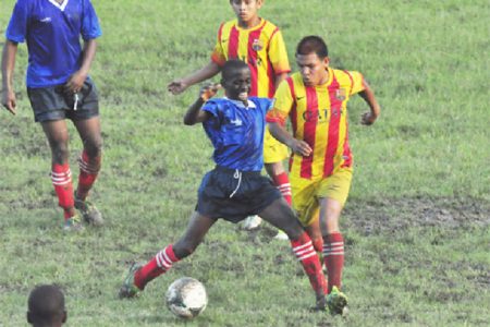 Action in the midfield involving Waramadong and Charlestown Secondary School yesterday at the GFC ground. (Orlando Charles photo)