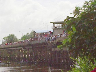  People lining the bridge as attempts were being made to take the vehicle out of the water 