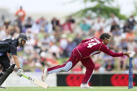 Sunil Narine assists in running out Ross Taylor. (Photo courtesy Cricket365)