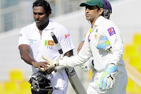 Sri Lanka captain Angelo Matthews and Pakistan skipper Younis Khan shake hands. (Photo courtesy of Cricket 365)
