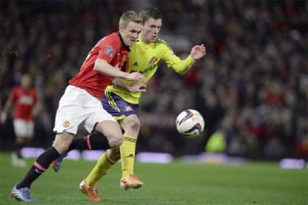 Manchester United’s Darren Fletcher (L) challenges Sunderland’s Craig Gardner during their English League Cup semi-final second leg soccer match at Old Trafford in Manchester, northern England  yesterday. (Reuters photo)