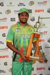 Ramnaresh Sarwan  with his man of the match trophy. (WICB photo)