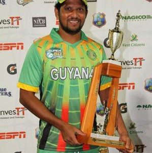 Ramnaresh Sarwan  with his man of the match trophy. (WICB photo)