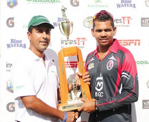 Sunil Narine receives his Man-of –the-match trophy. (WICB media photo) 