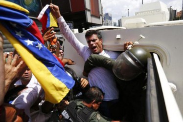 Venezuelan opposition leader Leopoldo Lopez gets into a National Guard armored vehicle in Caracas February 18, 2014.  REUTERS/Jorge Silva 