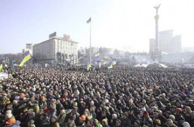 People listen to police officers from Lviv, who have joined anti-government protesters, as they speak from a stage during a rally in Independence Square in Kiev, February 21, 2014. REUTERS/Olga Yakimovich 
