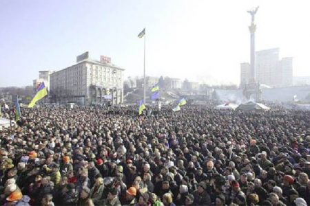 People listen to police officers from Lviv, who have joined anti-government protesters, as they speak from a stage during a rally in Independence Square in Kiev, February 21, 2014. REUTERS/Olga Yakimovich
