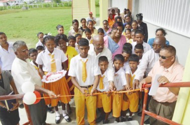 Minister of Local Government and Regional Development Norman Whittaker assists students of the Woodley Park Secondary School to inaugurate the new department. (GINA photo)