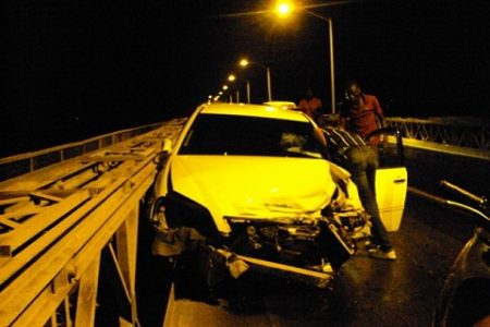 The vehicle and the damage caused (Ministry of Public Works photo)