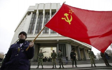A man holds a Soviet Union flag as he attends a pro-Russian rally at the Crimean parliament building in Simferopol March 6, 2014. REUTERS/David Mdzinarishvili 