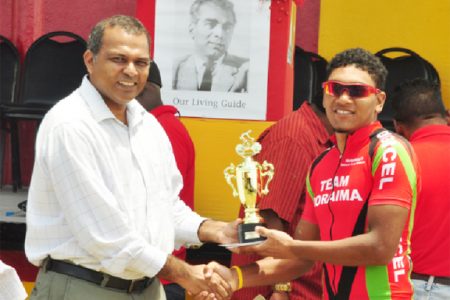 Alanzo Greaves receiving the championship trophy from Minister of Sport, Dr. Frank Anthony. (Orlando Charles photo)
