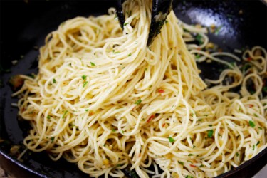 Lacto-ovo: Spaghetti with Garlic & Herbs (Photo by Cynthia Nelson) 
