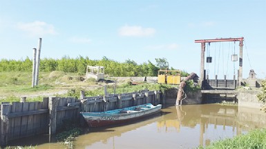 The two lonely piles that were driven over five months ago remain at the site of the Windsor Forest pump station. The NDIA has to receive permission from the Sea and River Defences prior to construction of a pump station at the location. NDIA had known a pump station would be constructed since 2011, to date there is little to no sign of activity at the site.