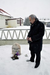 A unique moment for chess: Gentleman Garry Kasparov visited Bobby Fischer’s gravesite in Iceland last Sunday on his birthday. Fischer would have turned 71 on Sunday. Fischer, the celebrated American grandmaster, spent his final days in the Scandinavian country after he was granted resident status in a magnanimous form of reciprocity. Fischer dethroned Boris Spassky and shattered the Russian hegemony in chess in 1972 in Reykjavik. A few years ago, a former Icelandic Ambassador to Guyana told me that Fischer made the city Reykjavik, and the country Iceland, famous in 1972. During a brief interview on Sunday, Kasparov described the year aptly and paid tribute to Fischer in the following manner: 1972 definitely was one of the greatest moments in the history of chess. I don’t think chess ever reached such a peak of popularity as in 1972.’’ The sadness is that Fischer stopped playing chess at 29 and disappeared from public view. 