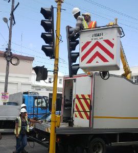 Upgrading the traffic lights at Regent and Camp streets. (Photo by Jairo Rodrigues)