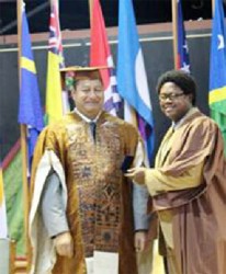 Kerwin Livingstone (right) receiving his award (UG photo)