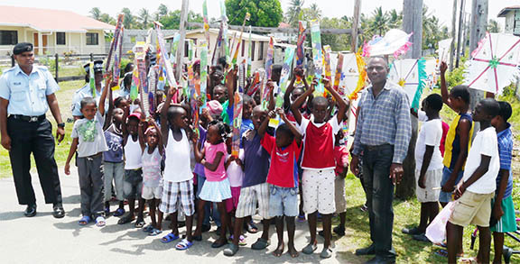 Fort Wellington police hand out kites - Stabroek News