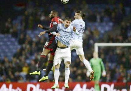  Manchester City’s Martin Demichelis (R) and Aleksandar Kolarov (C) challenge West Bromwich Albion’s Victor Anichebe during their English Premier League soccer match at the Etihad stadium in Manchester, northern England yesterday.