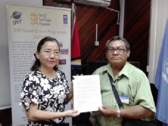 UNDP Resident Represen-tative (ag), Chisa Mikami (left) and Toshao of the Kaburi Village Council, Reynold David at the signing. (UNDP photo) 