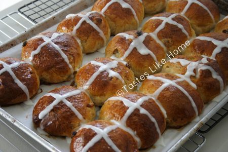 Cross Buns with traditional Cross-glaze (Photo by Cynthia Nelson)