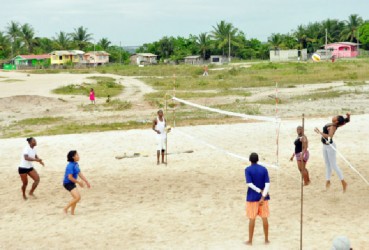 The ladies simulate the beach volleyball match under the guidance of coaches. 