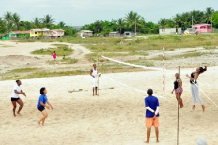 The ladies simulate the beach volleyball match under the guidance of coaches.
