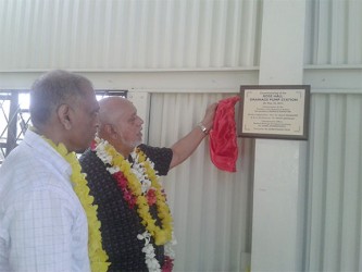 President Donald Ramotar unveiling the plaque 