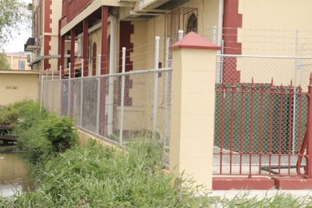 The Georgetown Magistrate’s Court has flimsy protection in various parts. Escapees from the court lockups on Monday were able to easily breach these barriers.

