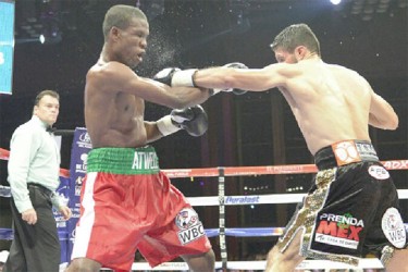 Clive Atwell and Jhonny Gonzalez in action Saturday in their WBC Featherweight world title bout at the Convention Centre in Acapulco, Guerrero, Mexico.  