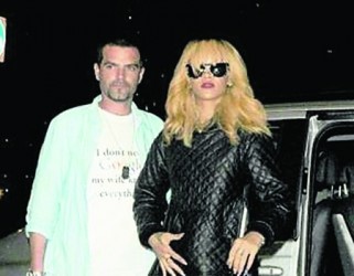 FORMER BODYGUARD Geoffrey Keating (left) is asking Ireland High Court to force Rihanna to withdraw comments made about him.