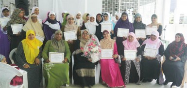 Sultana Jamaludeen (third left) flanked by the participants and members of the NISA executive 