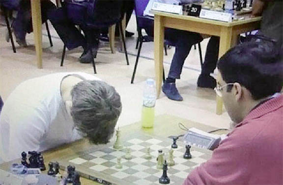 Viswanathan Anand bows to Magnus Carlsen