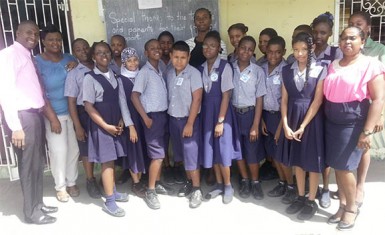 The top students pose with Deputy Head Deryn Moore-Heyligar (middle) and Grade Six teachers on each end.