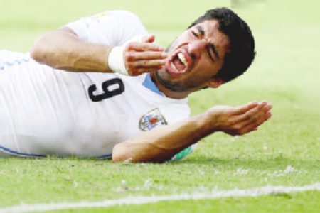 Uruguay striker Luis Suarez was at the center of another biting storm after appearing to sink his teeth into the shoulder of Italy defender Giorgio Chiellini during the teams’ decisive World Cup Group D game at the Dunas arena in Natal June 24, 2014. REUTERS/Tony Gentile 