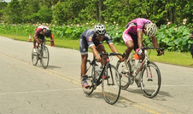 Geron Williams (left) edging Marlon Williams on the line to claim the senior National Road Race title. (Orlando Charles photo) 