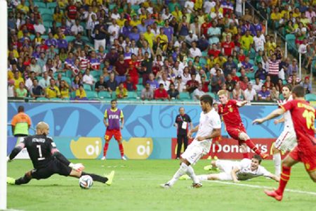 Kevin De Bruyne of Belgium shoots and scores his team’s first goal past Tim Howard of the United States. (FIFA.com photo)