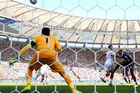 Mats Hummels of Germany scores his team’s only goal on a header past Hugo Lloris of France during the 2014 FIFA World Cup Brazil Quarter Final match between France and Germany at Maracana on July 4, 2014 in Rio de Janeiro, Brazil. (FIFA.com photo)