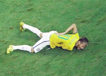 Brazil’s Neymar grimaces after a challenge by Colombia’s Camilo Zuniga (unseen) during their 2014 World Cup quarter-finals against Colombia at the Castelao arena in Fortaleza yesterday. REUTERS/Fabrizio Bensch  