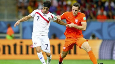 Christian Bolanos of Costa Rica and Stefan de Vrij of the Netherlands compete for the ball. (FIFA.com photo)