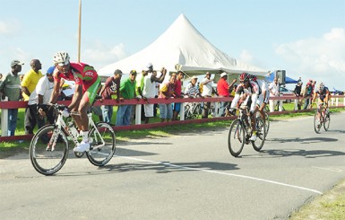 Marlon Williams powering across the finish line ahead of Robin Persaud, Michael Anthony and Paul DeNobrega. (Orlando Charles photo) 
