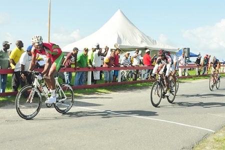 Marlon Williams powering across the finish line ahead of Robin Persaud, Michael Anthony and Paul DeNobrega. (Orlando Charles photo)