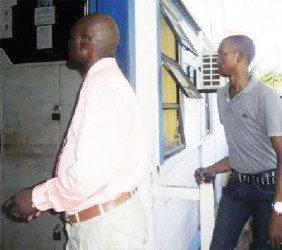 Inspector Dexter Thornton (left) and Constable Earwin Forrester (right) heading into the Sparendam Police Station moments after they made their first court appearance.